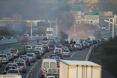 Hausse du carburant, grèves et blocus : vos départs en vacances en danger ?