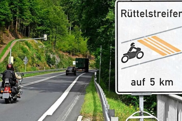 Ces ralentisseurs censés protéger les motards pourraient disparaître ! Et en France ?