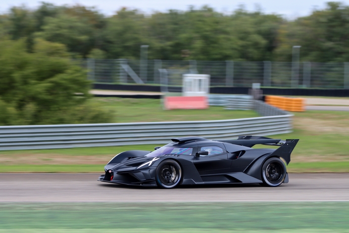 Plus de 12 000 ch et 50 millions d'euros sur la route : neuf Bugatti en parade en Alsace.
