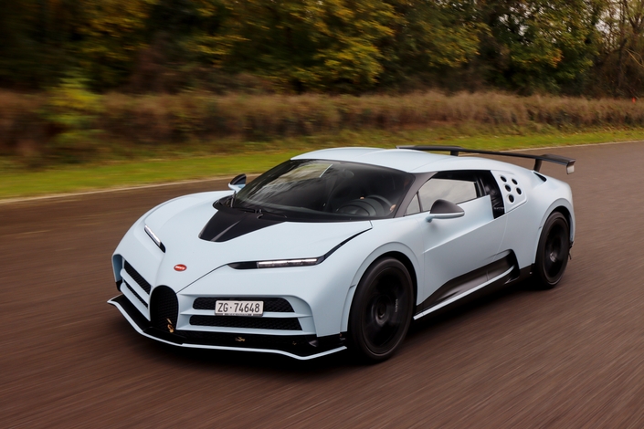 Plus de 12 000 ch et 50 millions d'euros sur la route : neuf Bugatti en parade en Alsace.