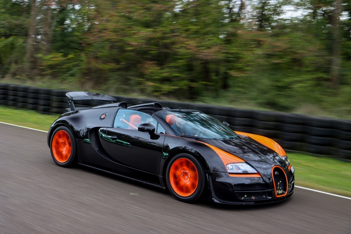 Plus de 12 000 ch et 50 millions d'euros sur la route : neuf Bugatti en parade en Alsace.