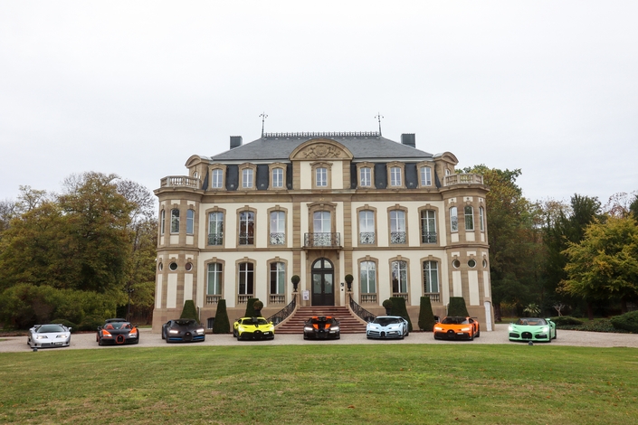 Plus de 12 000 ch et 50 millions d'euros sur la route : neuf Bugatti en parade en Alsace.