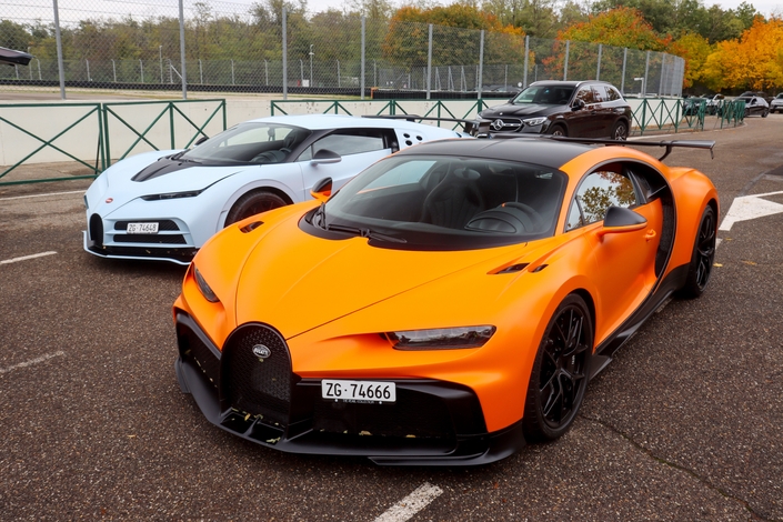 Plus de 12 000 ch et 50 millions d'euros sur la route : neuf Bugatti en parade en Alsace.