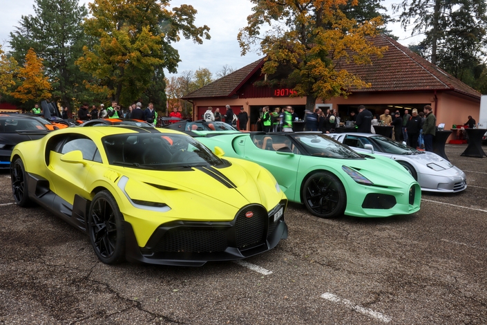 Plus de 12 000 ch et 50 millions d'euros sur la route : neuf Bugatti en parade en Alsace.
