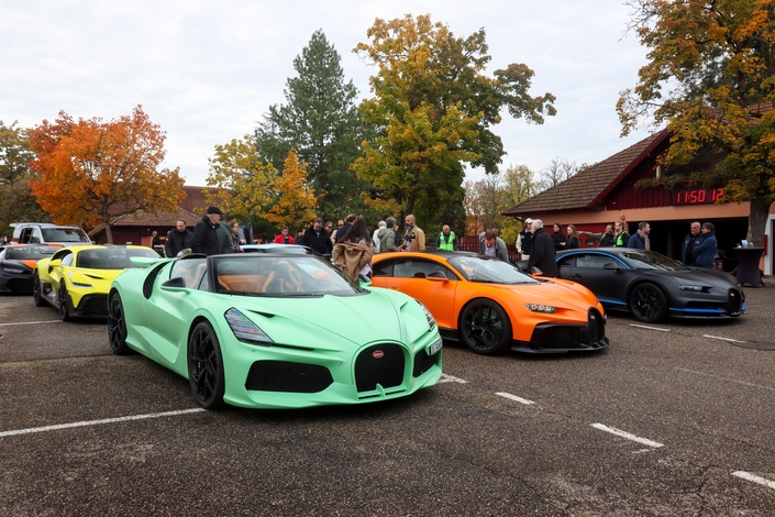 Plus de 12 000 ch et 50 millions d'euros sur la route : neuf Bugatti en parade en Alsace.