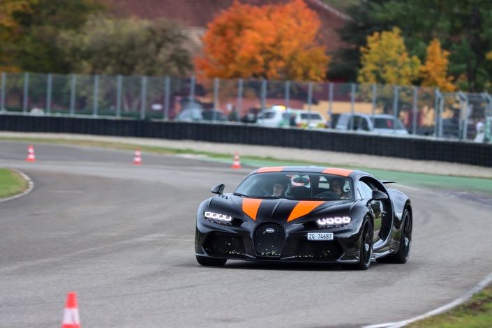 Plus de 12 000 ch et 50 millions d'euros sur la route : neuf Bugatti en parade en Alsace.