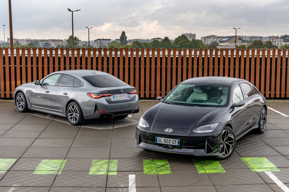 Comparatif video – BMW i4 VS Hyundai Ioniq 6 : une coréenne dans le pré ...