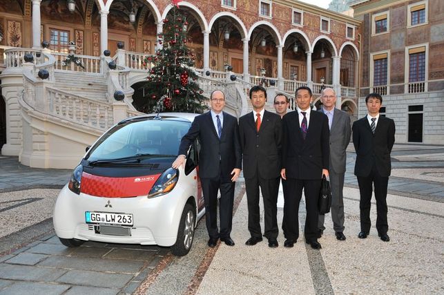 Une démonstration de la Mitsubishi i MiEV électrique à Monaco