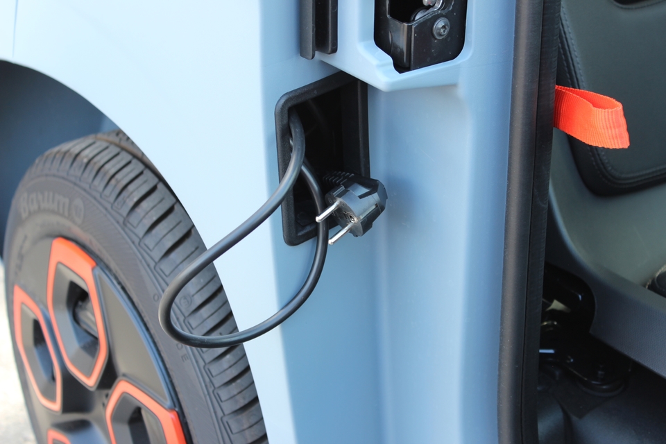 https://images.caradisiac.com/images/4/9/5/6/184956/S8-essai-video-citroen-ami-que-vaut-l-electrique-a-6-000-eur-640502.jpg