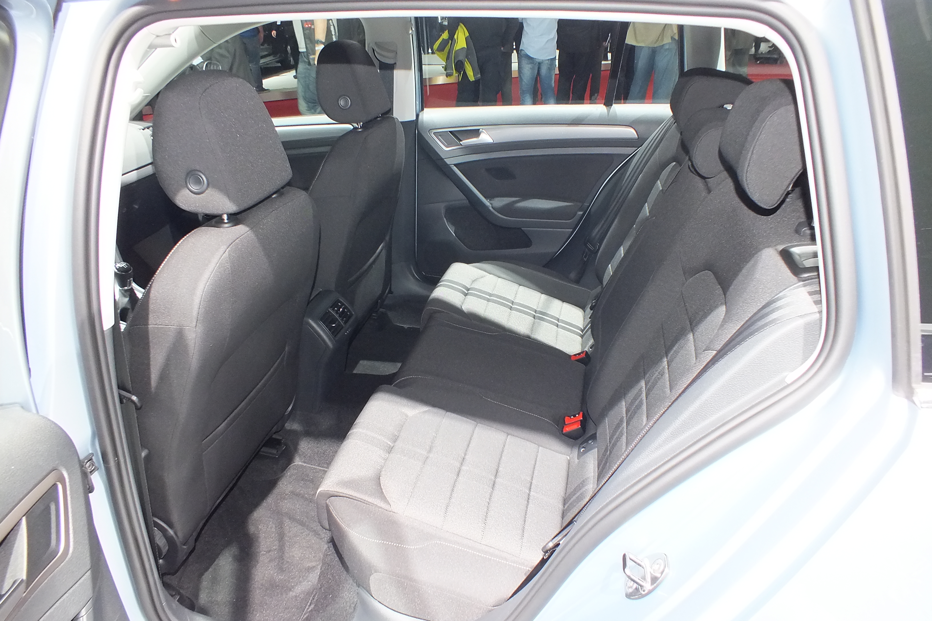 Vidéo en direct de Genève 2013 Volkswagen Golf 7 SW en avant coffre