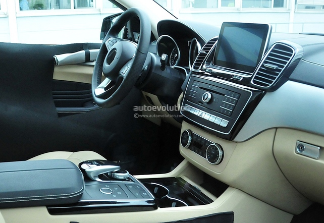 Surprise : le futur Mercedes "MLC" montre son habitacle