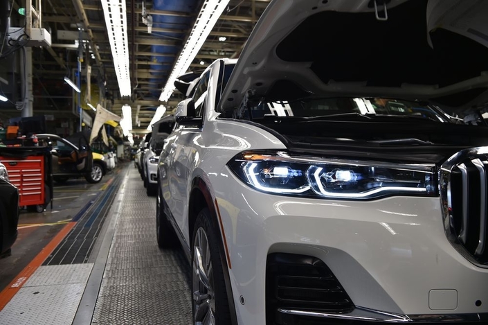 BMW dévoile des bouts du X7