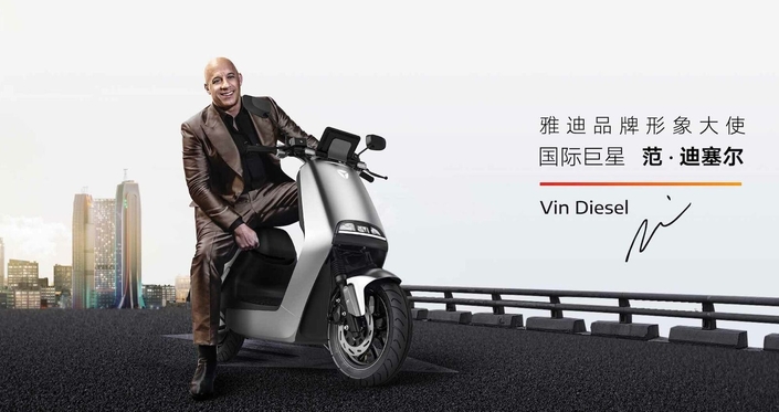 L'acteur Vin Diesel fait la promotion d'un scooter électrique