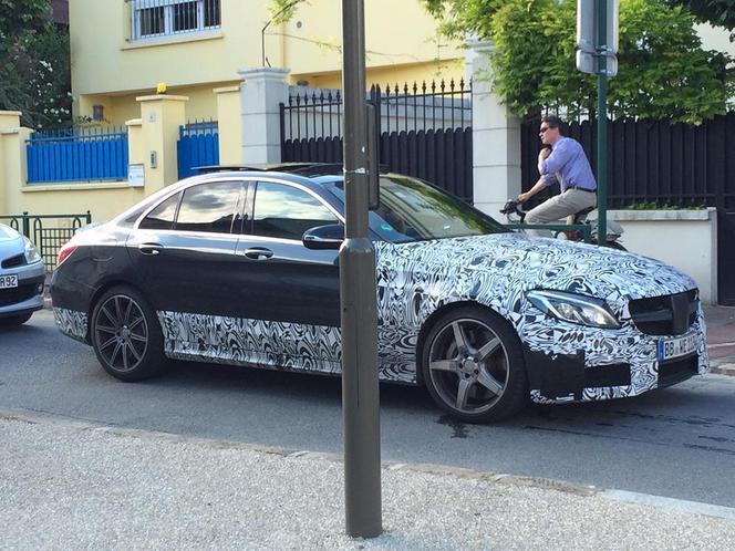 Surprise : une Mercedes Classe C AMG en balade