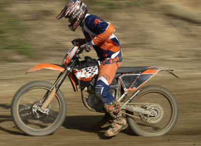 Une moto d'enduro électrique KTM produite en 2010