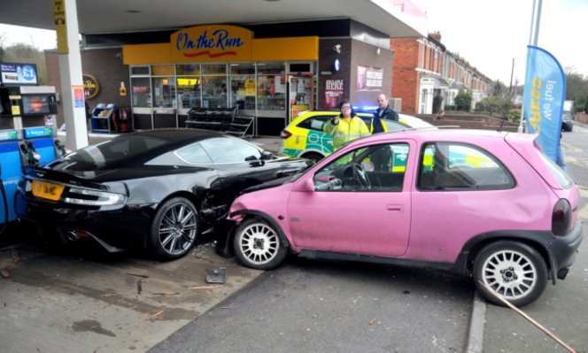 Aston Martin DBS vs Opel Corsa tuning : double KO