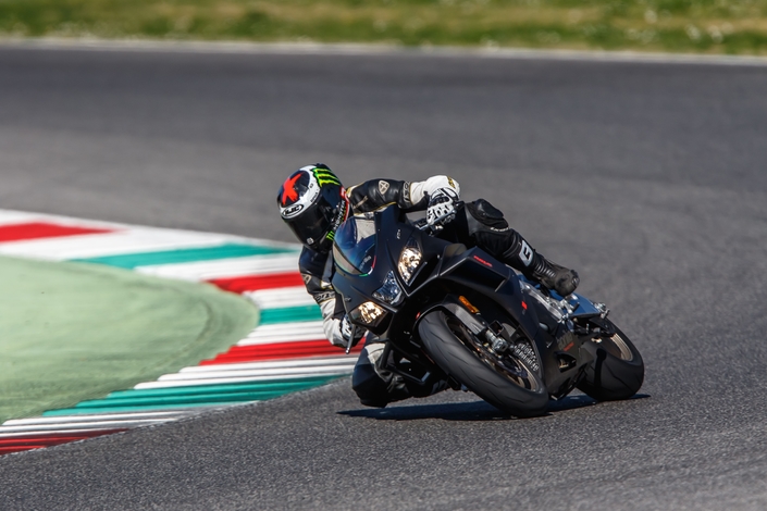 Essai - Aprilia RSV4 1100 Factory : la bella ragazza di competizione *