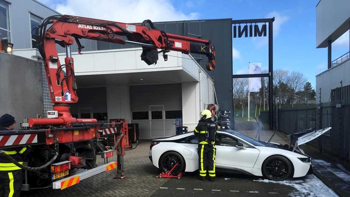 Noyer une voiture électrique pour éteindre un feu, la méthode des pompiers hollandais