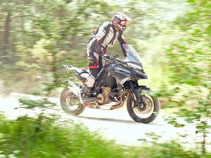 Une sortie en forêt près de Bologne pour la Multistrada V4 2021.