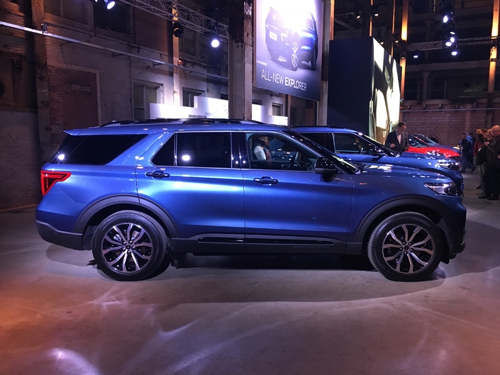 Avec une longueur de 5 m, l'Explorer est un beau bébé, qui rappelle une Mercedes GLE.