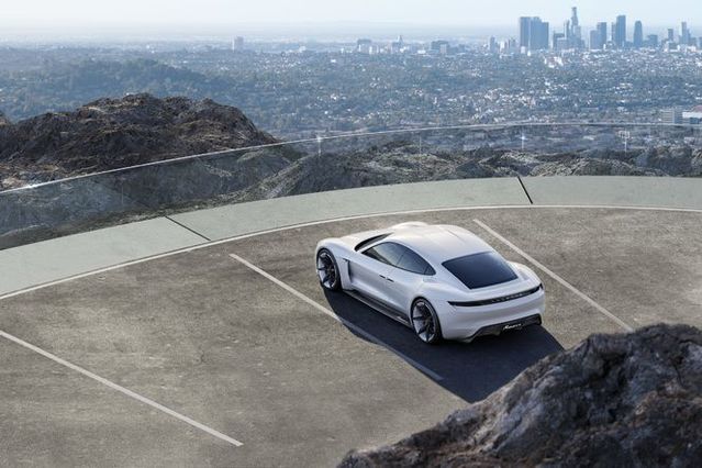 L'urbanisation croissante va pousser les constructeurs à développer de plus en plus de modèles « propres » (ici, le concept car électrique Porsche Mission E dévoilé en septembre au salon de Francfort).