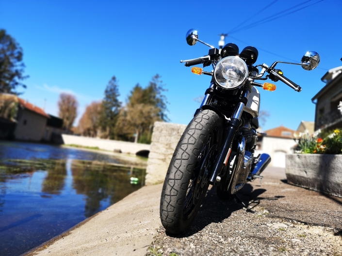 Royal Enfield 650 Continental GT : essai longue durée ! - Un pneu dans la  tombe