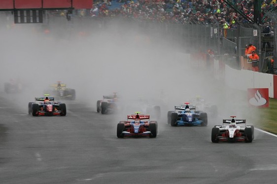 GP2 Silverstone Course 2 : Senna marche sur l'eau