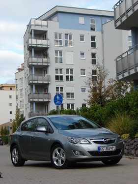 Essai vidéo - Opel Astra : la Mégane et la Golf en ligne de mire