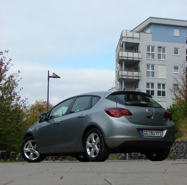 Essai vidéo - Opel Astra : la Mégane et la Golf en ligne de mire