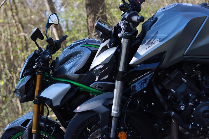 Les Honda Hornet 1000 et Kawasaki Z900 SE sont des roadsters accessibles, mais quel est le meilleur ?