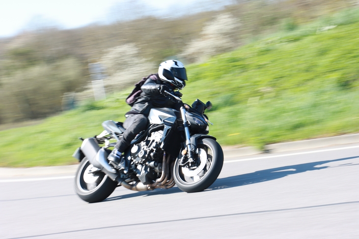 Les Honda Hornet 1000 et Kawasaki Z900 SE sont des roadsters accessibles, mais quel est le meilleur ?