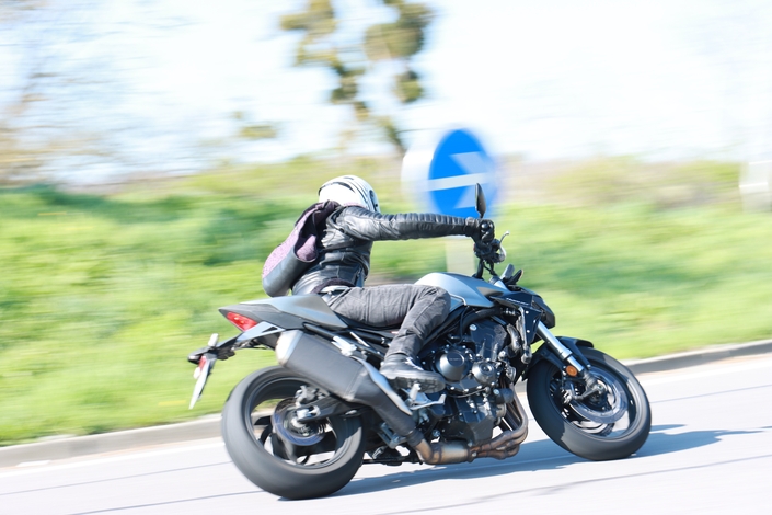 Les Honda Hornet 1000 et Kawasaki Z900 SE sont des roadsters accessibles, mais quel est le meilleur ?