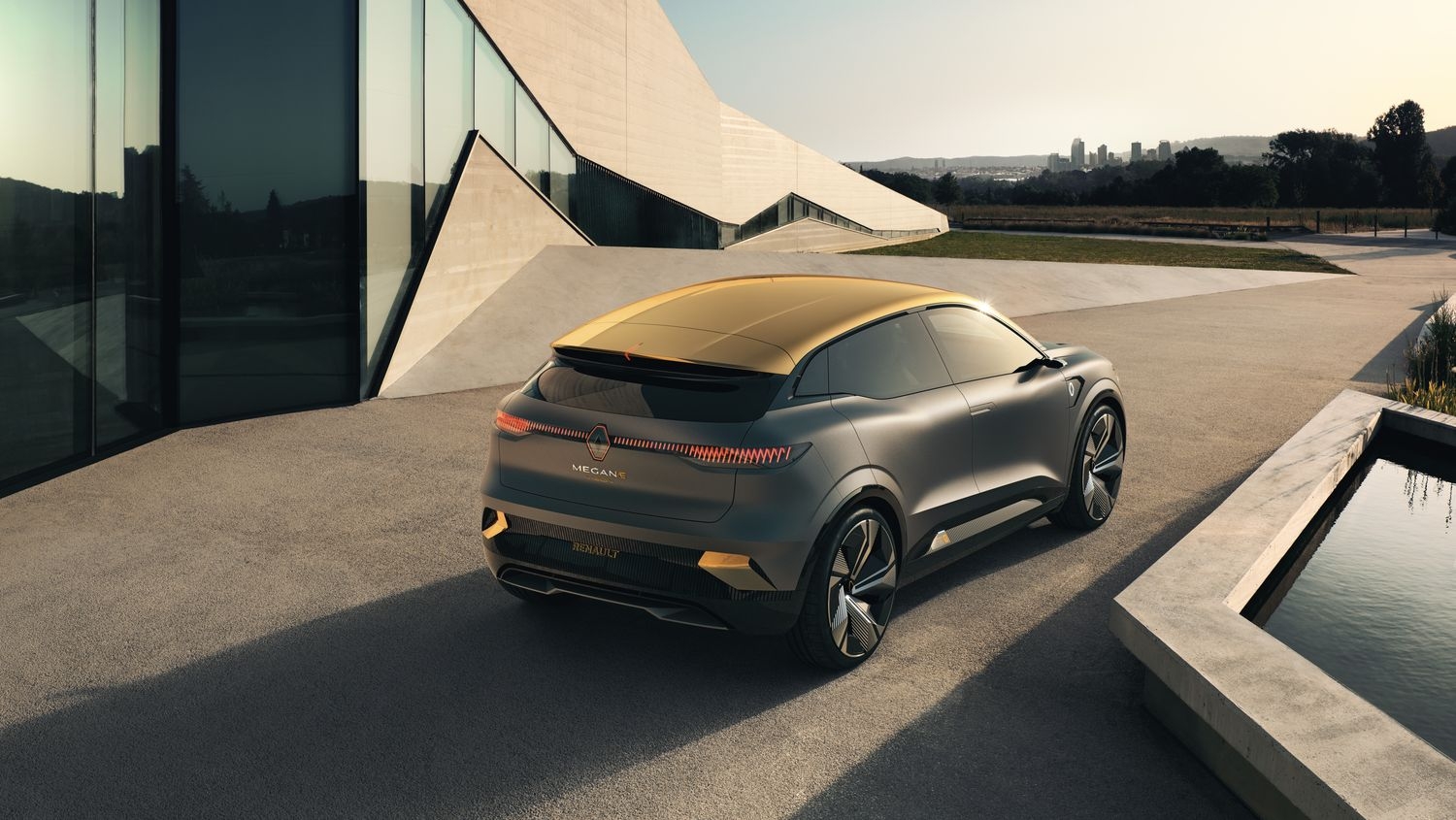 S0-renault-megane-evision-la-metamorphose-electrique-de-la-megane-649261.jpg