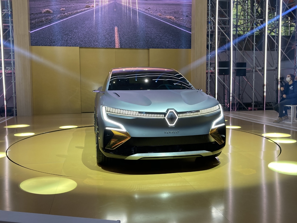 S8-renault-megane-evision-le-futur-electrique-de-la-compacte-renault-649376.jpg
