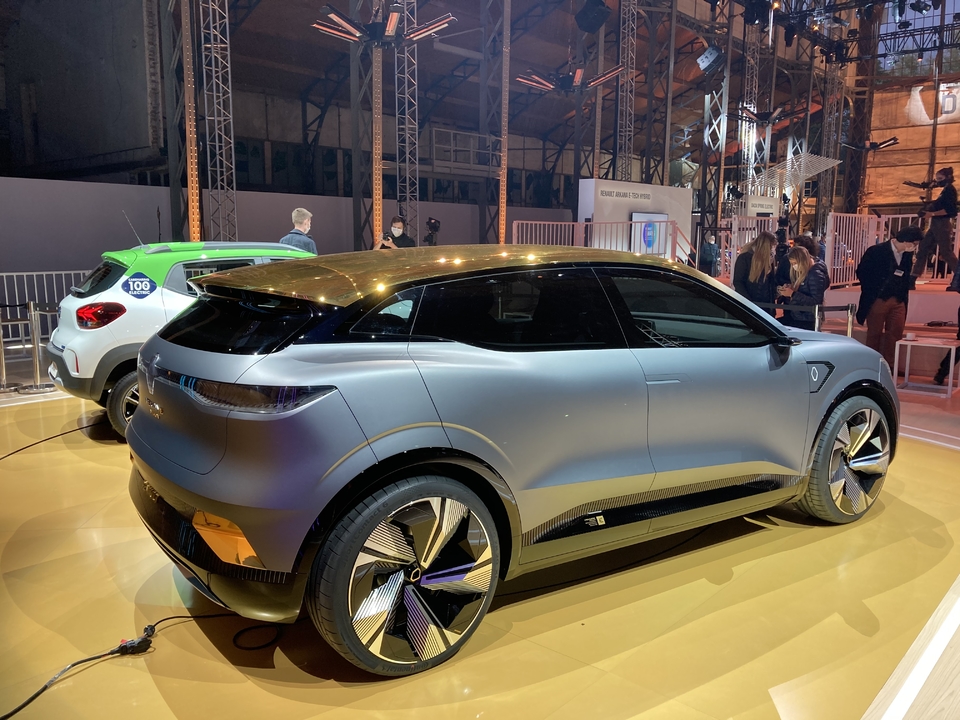 S8-renault-megane-evision-le-futur-electrique-de-la-compacte-renault-649383.jpg