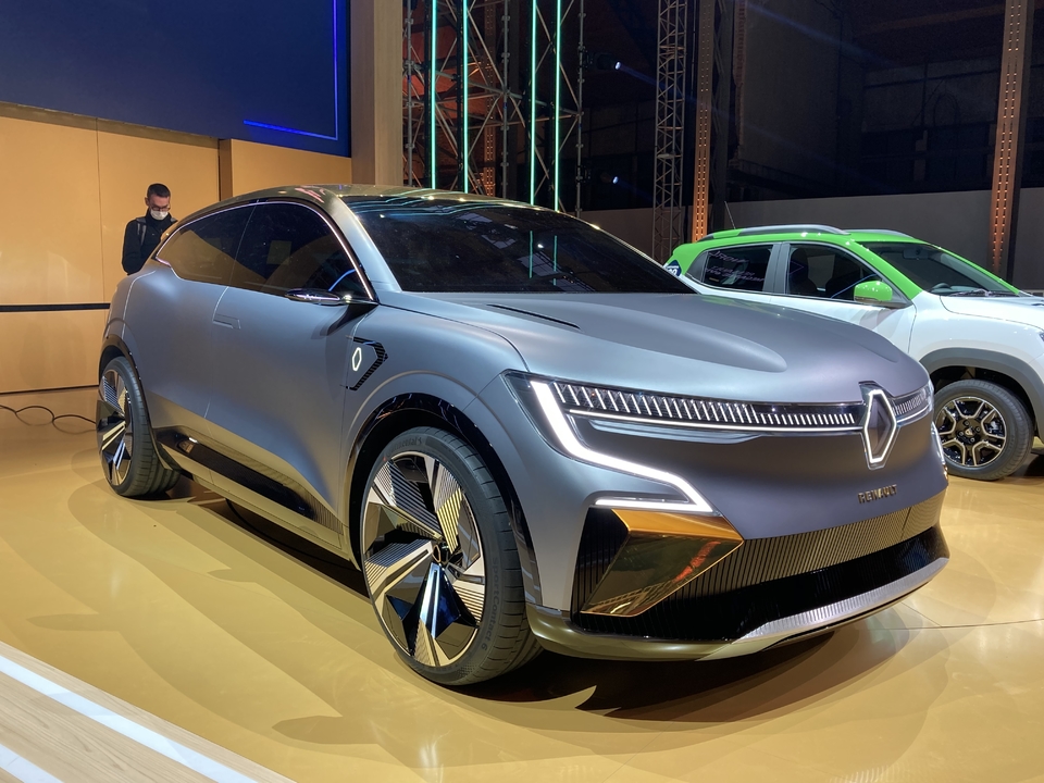 S8-renault-megane-evision-le-futur-electrique-de-la-compacte-renault-649386.jpg