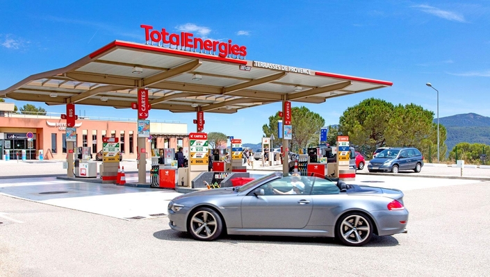 Une remise de 10 centimes par litre de carburant sur la route des vacances.