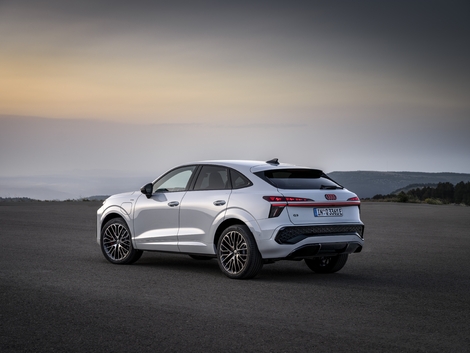 Ce Sportback diffère par une ligne de toit plus inclinée (29 mm) et une partie arrière inédite.