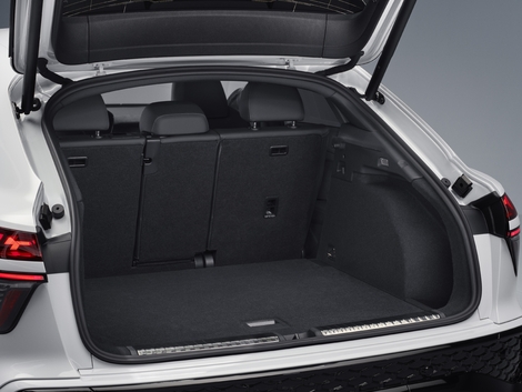 Le volume du coffre de 488 litres est en recul par rapport à la précédente génération en raison de l’arrivée d’une petite batterie dédié à l’hybridation. Sa banquette arrière coulissante permet d’obtenir 575 litres lorsqu’elle est avancée.