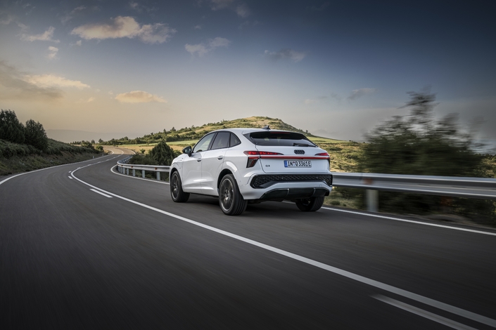 Le Q3 hybride rechargeable reçoit une « grosse » batterie de 25,7 kWh (brute) Cela fait grimper l'autonomie en tout électrique à 120 km (WLTP) et permet au Q3 de recevoir des charges rapides en courant continu (DC) jusqu'à 50 kW.