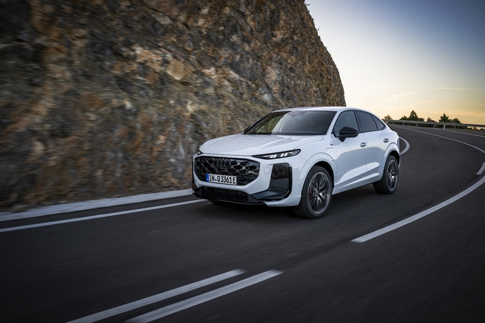 Au lancement le Q3 proposera 3 motorisations avec en entrée de gamme le 4 cylindres essence 1.5 micro-hybrides 48 V de 150 ch. L’offre est suivie par le 2.0 TDi de 150 ch en deux roues motrices et complétée par une motorisation hybride rechargeable de 272 ch.