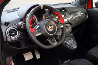 Abarth 695 Tributo Ferrari - Ferrari California : 2 visions différentes du charme italien