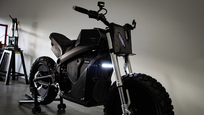 Une moto électrique qui sait se faire voir.
