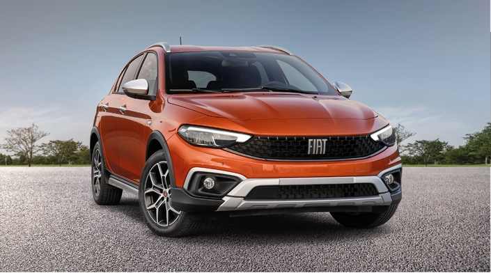 Fiat dévoile la Tipo restylée, avec un nouveau logo Fiat et une version Cross