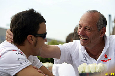 Formule 1 - Ron Dennis: "Il n'y a qu'un seul pilote à trouver que nos voitures ne sont pas identiques"