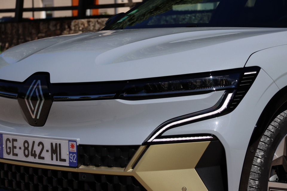 Comparatif vidéo - Renault Megane E-Tech VS Hyundai Ioniq 5 : le coup ...