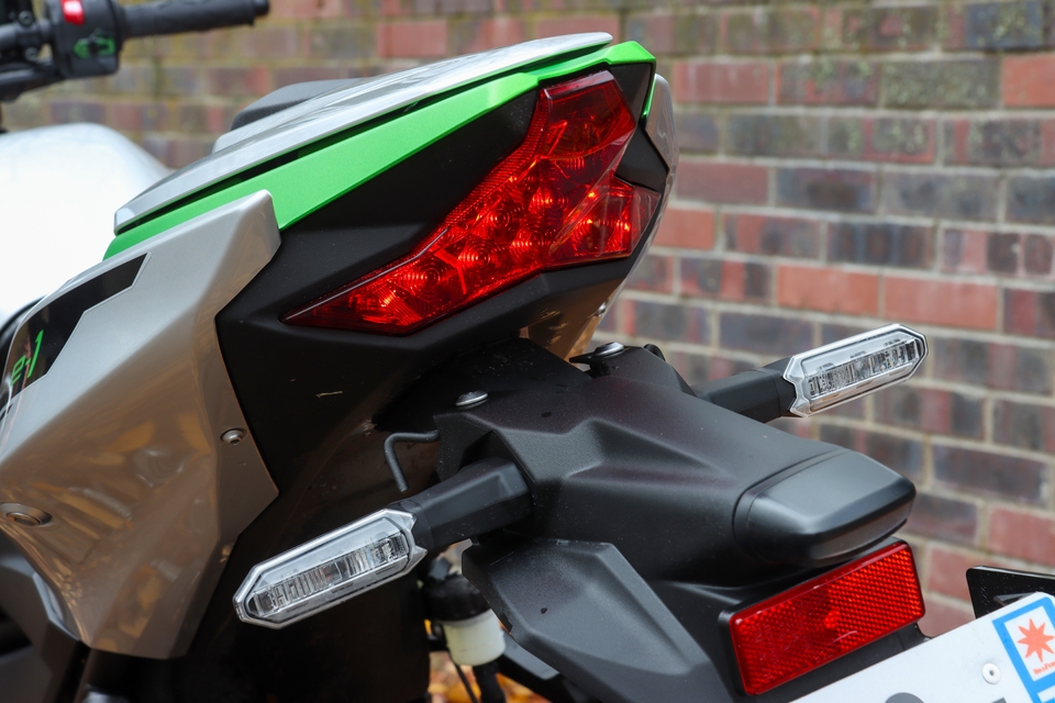 Essai - Kawasaki Z e-1 (2024) : que vaut la première moto japonaise ...