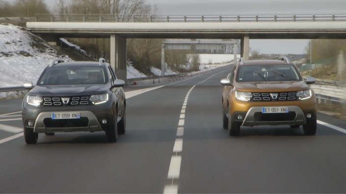 Le Duster dCi 110 se pare de la nouvelle teinte orange Atacama, plus voyante que le gris anthracite de la version TCe 125 ch essence. Points-clés de ce duel fratricide : le budget carburant, le malus écolo et l'agrément de conduite. 