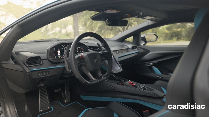 L'intérieur de la Revuelto paraît beaucoup moins radical que celui de l'Aventador et en plus, il devient plus spacieux. Les très grands gabarits pourront enfin s'y installer !
