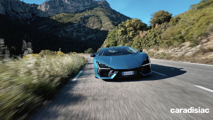 Dans la vie de tous les jours, la Revuelto progresse encore en polyvalence par rapport à l'Aventador.